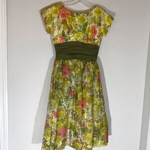 Vintage 1050s Women’s Floral Dress with Green Waistband Medium?